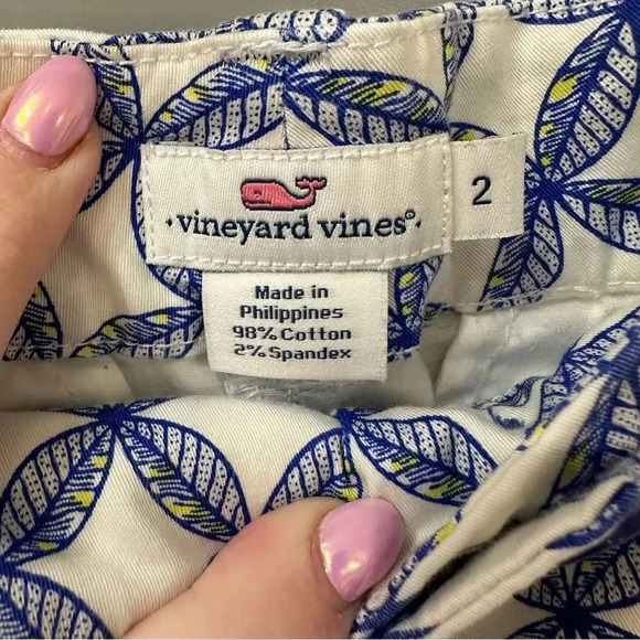 Vineyard Vines Shorts Blue & White Geometric Pattern Size 2 - Picture 3 of 6